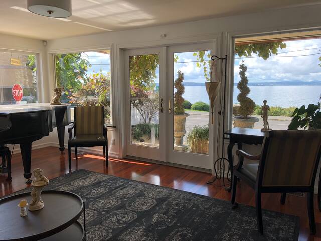 Seattle Waterfront Luxury View Villa on the Beach! gallery image 2