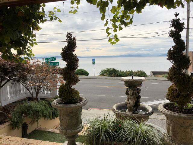 Seattle Waterfront Luxury View Villa on the Beach! gallery image 5