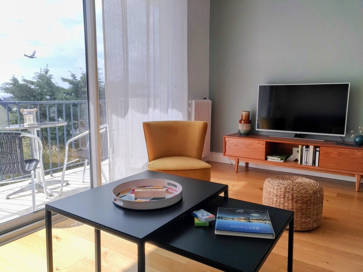 Annonce Airbnb populaire: ~ The ocean 100 m away, the walled city 500 m away ~ à Concarneau