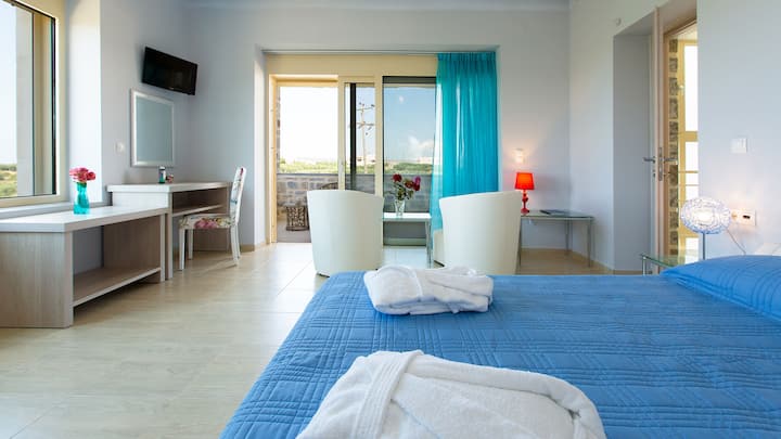 Disfrute de un refugio elegante en el dormitorio azul y blanco, equipado con una cama tamaño queen, televisión para el entretenimiento y un refrescante aire acondicionado.