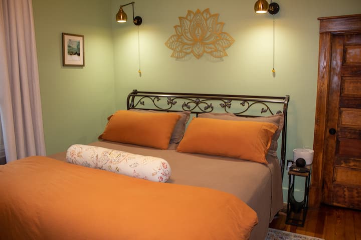 Cama Slumbercrest tamaño king equipada con sábanas de bambú 100%, tu elección de una almohada suave o firme, y un edredón con el que puedes calentar. Alexa, máscaras para dormir y tapones para los oídos disponibles.