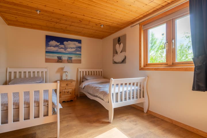 Dhomë gjumi dyshe në katin përdhes me TV 32"