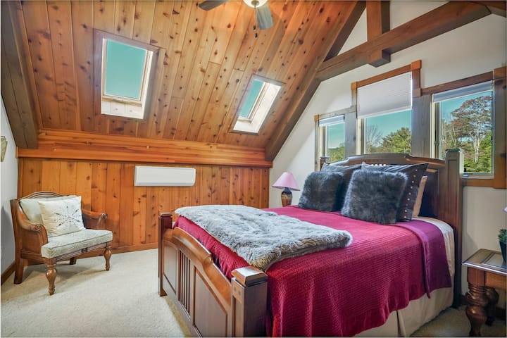 Fox House primary suite 2nd floor