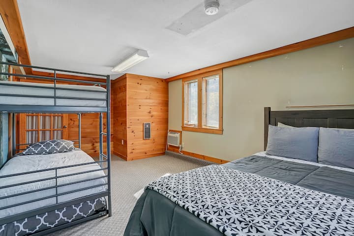 Clubhouse bedroom 2, queen bed, bunkbed, trundle 