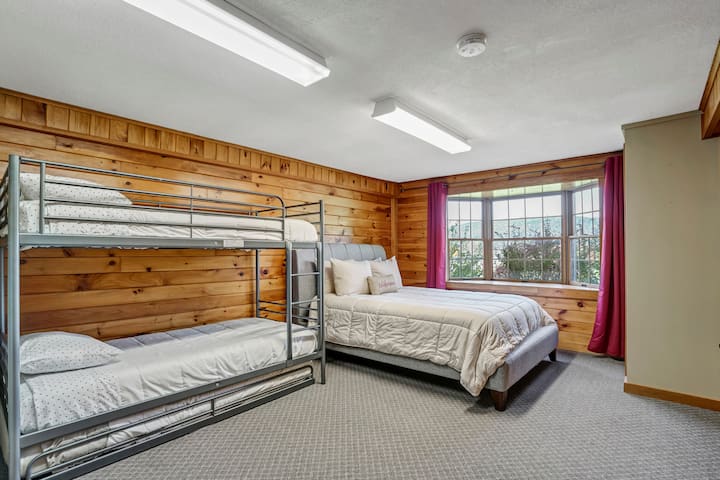 Clubhouse bedroom 1, queen bed, bunkbed, trundle 
