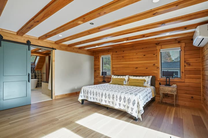 Eagle Manor Primary bedroom ensuite 1st floor