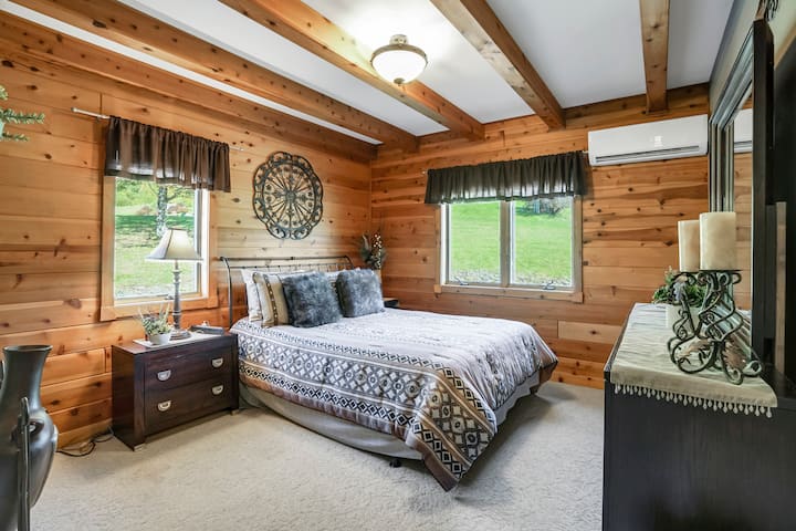 Fox House queen bedroom 1st floor 