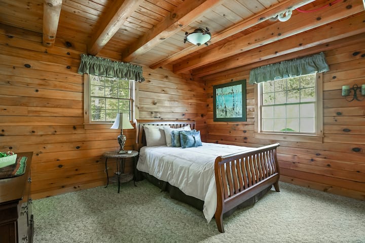 Bear Cabin, queen bedroom 1st floor 