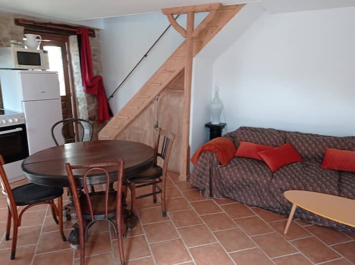 разтегателен диван, на който могат да се настанят 1 или 2 деца
достъп до спалнята по стълби 