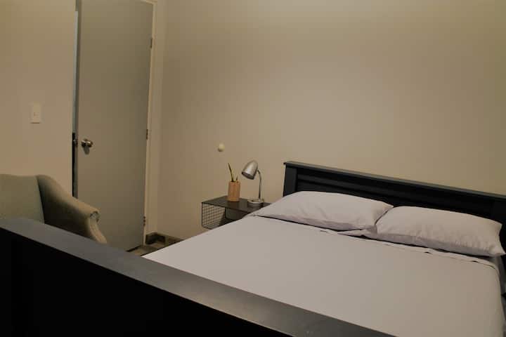 Chumba chenye kitanda cha watu wawili.....