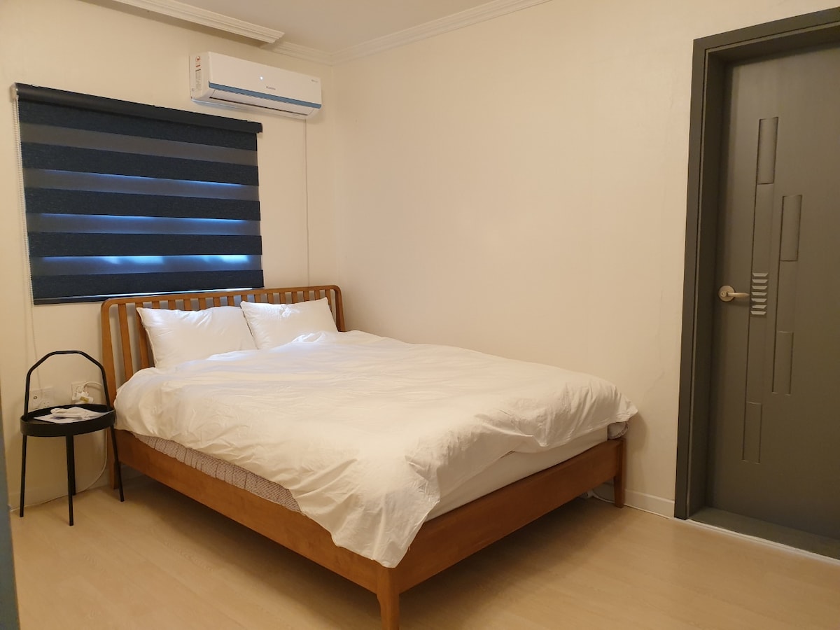 Matandiko ya mtindo wa hoteli. Mtaa wa Sagrak na kugusa mwili wako. Ni goosebump na baridi katika majira ya joto na joto katika majira ya baridi.