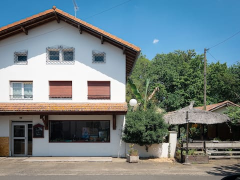 6-bedroom house with jacuzzi and sleeps 12
