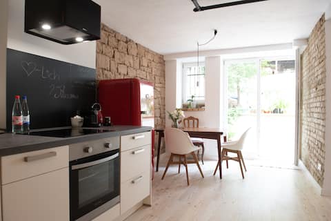 charming donwtown flat with backyard atmosphere