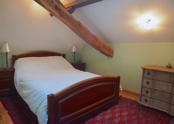 На горниот кат во станот има двокреветна соба и двокреветна соба