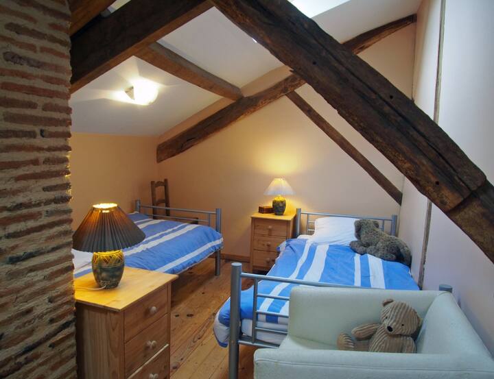 На горниот кат во станот има двокреветна соба до двокреветната соба