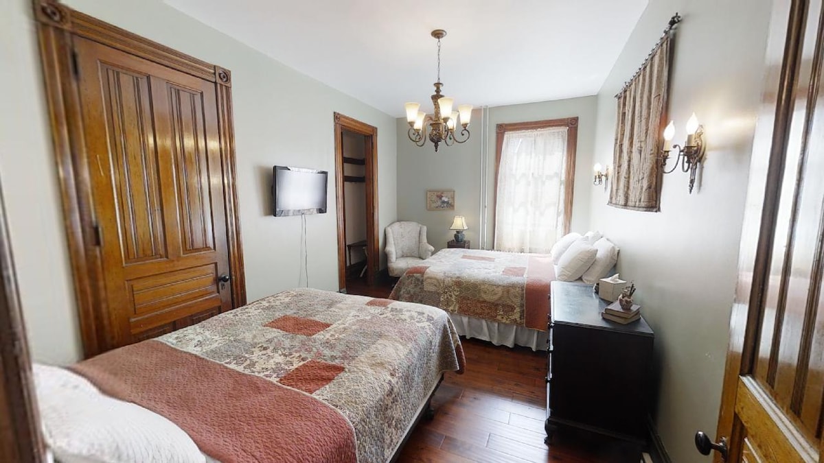 Green Bedroom, with 2 queen beds
