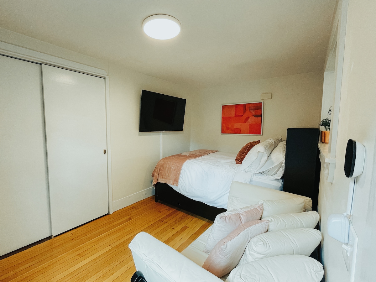 טלוויזיה חכמה 55אינץ 'עם Roku מובנה, ארון מלא עם קולבים