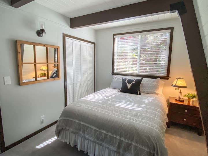 Questa camera da letto si trova al livello dell'ingresso principale. C'è un sacco di spazio nell'armadio e nella cassettiera. Nella stanza c'è una smart TV, così puoi accedere alle tue app multimediali preferite. 