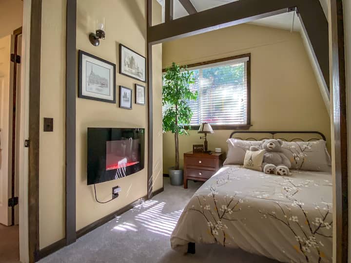 Camera da letto al terzo piano: è una camera da letto piccola ma accogliente con letto matrimoniale, armadio, comodino e finto camino che funge anche da riscaldatore.