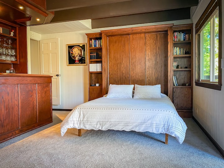 Sala giochi: in pochi secondi la sala giochi può essere trasformata in un'altra camera da letto con un comodo letto a scomparsa queen-size.