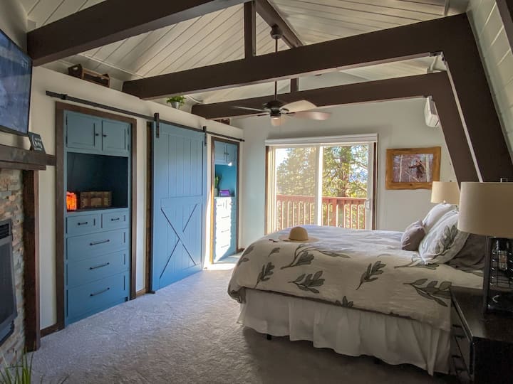 Camera da letto principale: un letto matrimoniale molto confortevole con cuscini e lenzuola di alta qualità. Questa stanza ha la sua unità di aria condizionata/riscaldamento più un camino a gas che funge anche da riscaldatore. C'è un piccolo balcone con splendide viste sulla foresta e sulla città sottostante. 