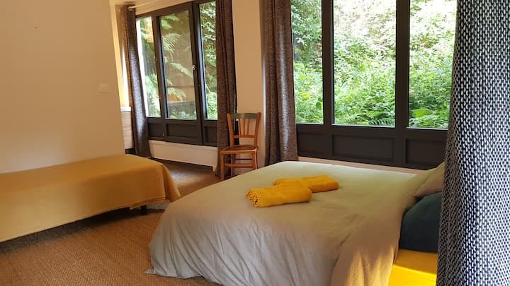 Chambre 2 : entrée indépendante, 3 couchages, toilette et salle de bain