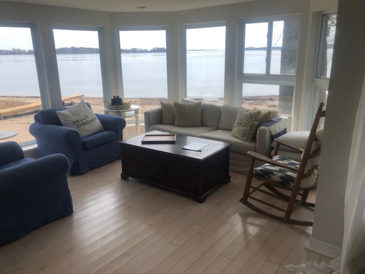 Waupoos Beach Commons: Beach Front House & Chalet - Picton