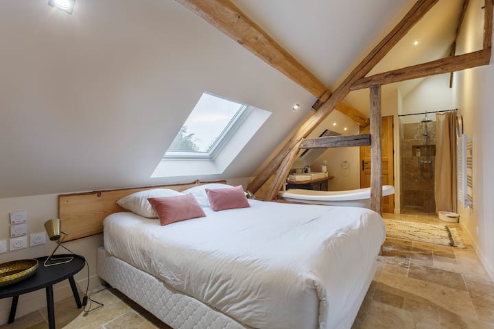 3e  suite luxueuse au niveau haut avec un accès direct depuis  le salon. Elle dispose d'une salle de bain ouverte avec baignoire et douche, ainsi que de toilettes séparées