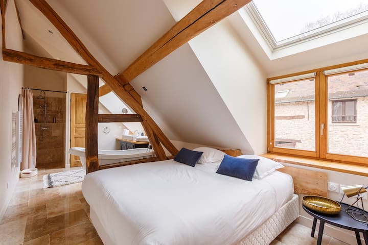 4e  suite luxueuse au niveau haut avec un accès direct depuis  le salon. Elle dispose d'une salle de bain ouverte avec baignoire et douche, ainsi que de toilettes séparées