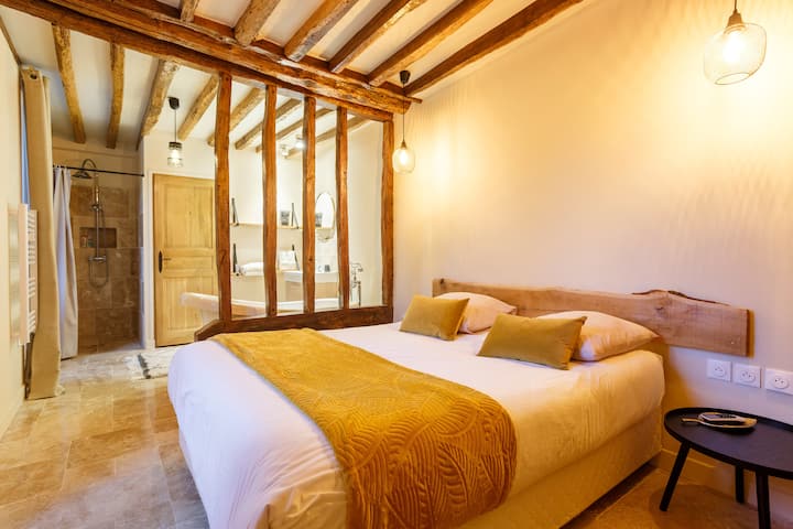 2ème suite au niveau bas, avec un accès direct depuis  le salon. Elle dispose d'une salle de bain ouverte avec baignoire et douche, ainsi que de toilettes séparées