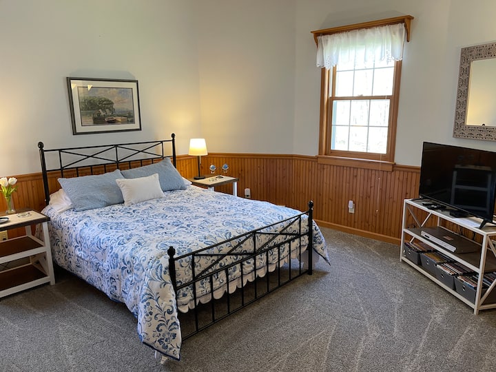 Spacious main floor bedroom that connects to the bath. Television in this room has DVD player and Apple TV