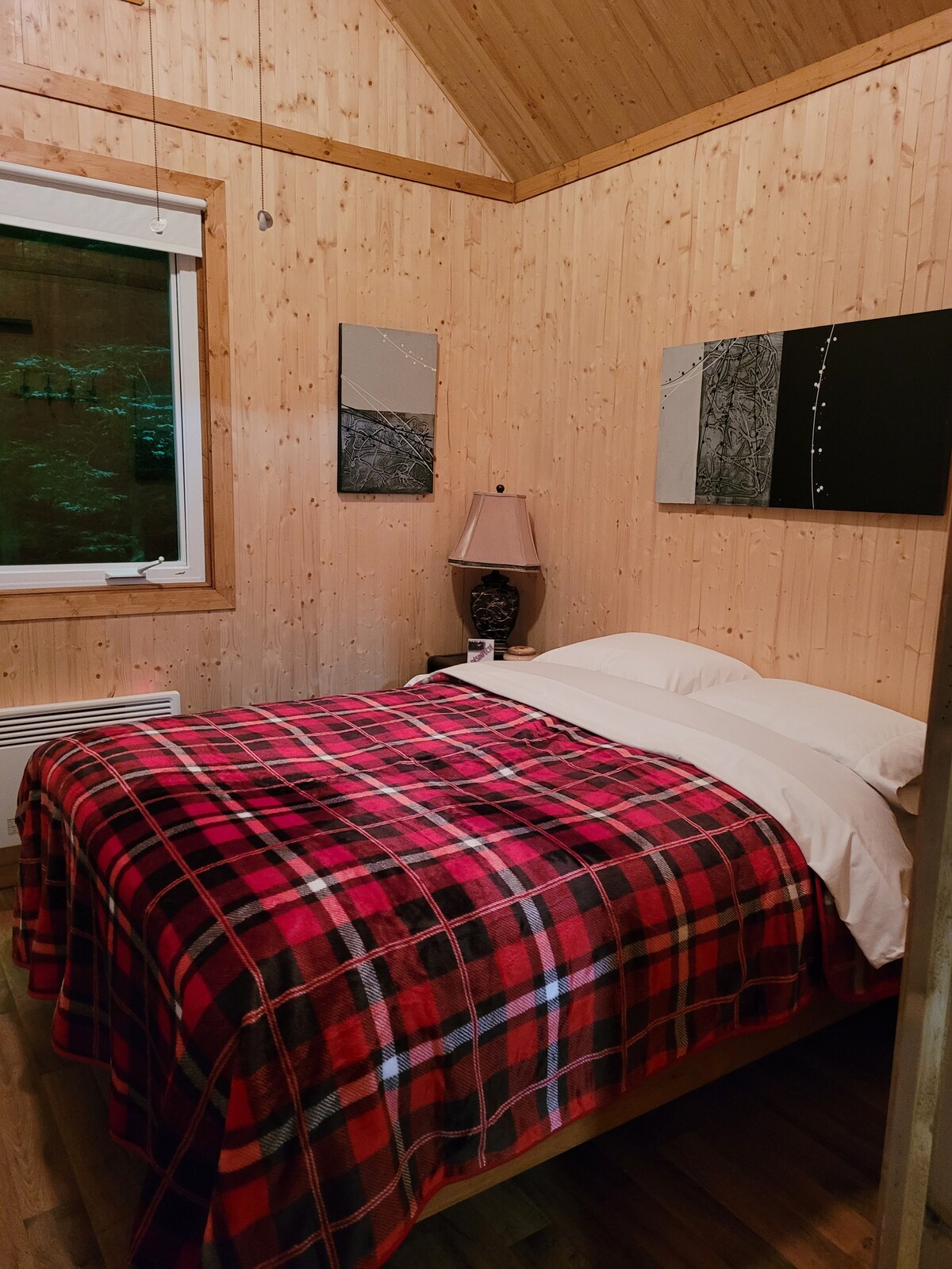 Ორადგილიანი საწოლი მთავარი საძინებელი. Პირველ სართულზე .  Ახლომახლო გადაადგილების შეზღუდვის მქონე პირებისთვის შესაფერისია. Მშვიდი ღამე, ის  მდებარეობს შალეს უკანა მხარეს.