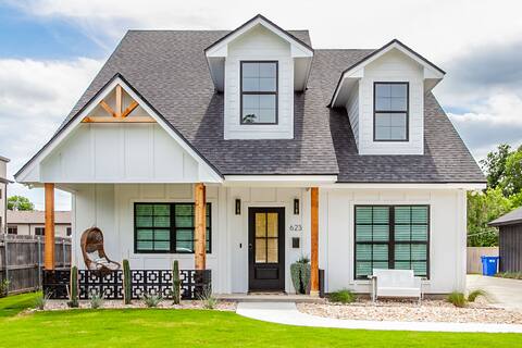 Sterling House: Brand New Home Steps from Magnolia