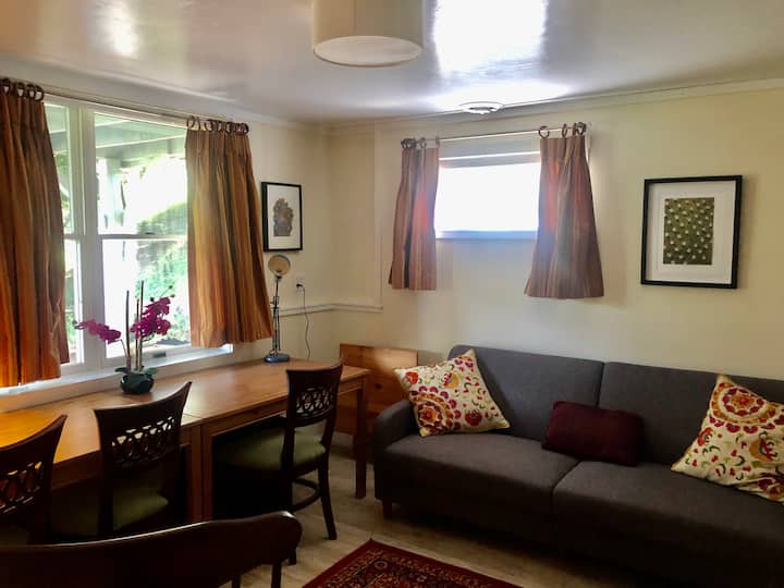 Ured u prizemlju s kaučem na rasklapanje