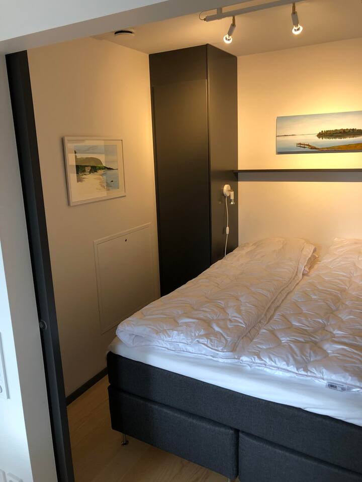 Sovrum med dubbelsäng, stänges med skjutdörrar.

Sleepingroom with a doublebed, can be closed with sliding doors.