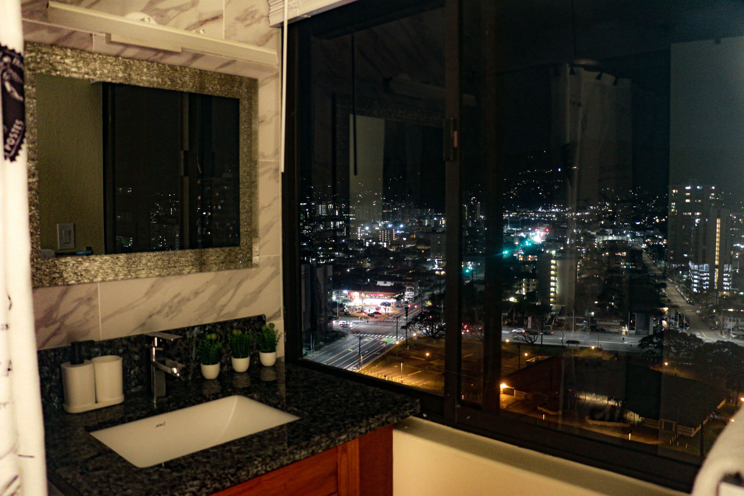 Condo in Honolulu · ★4.78 · 1 bedroom · 2 beds · 1 bath - Image 17