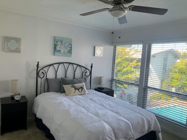 Spacious Poolside 2/2 – Med District, Uptown D8