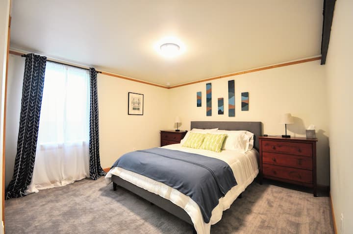 Საძინებელი 1. დიდი ფანჯარა და კარადა ღამის გასათევი. Კასპერის ბალიშები და ბაფის პლედი.