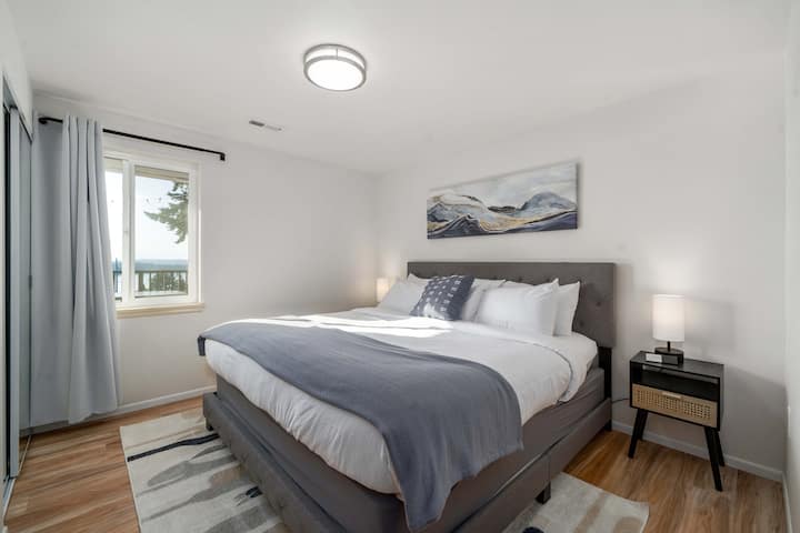 2 ° camera da letto con letto king-size, armadio e cassettiera.  Panorama sull'acqua e sulle montagne.