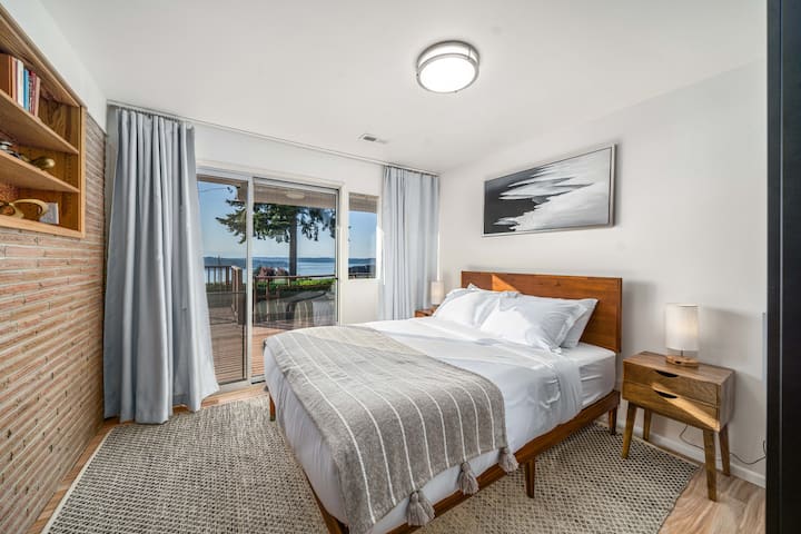 3 ° camera da letto con letto matrimoniale e accesso alla terrazza.  Panorama sull'acqua e sulle montagne. 