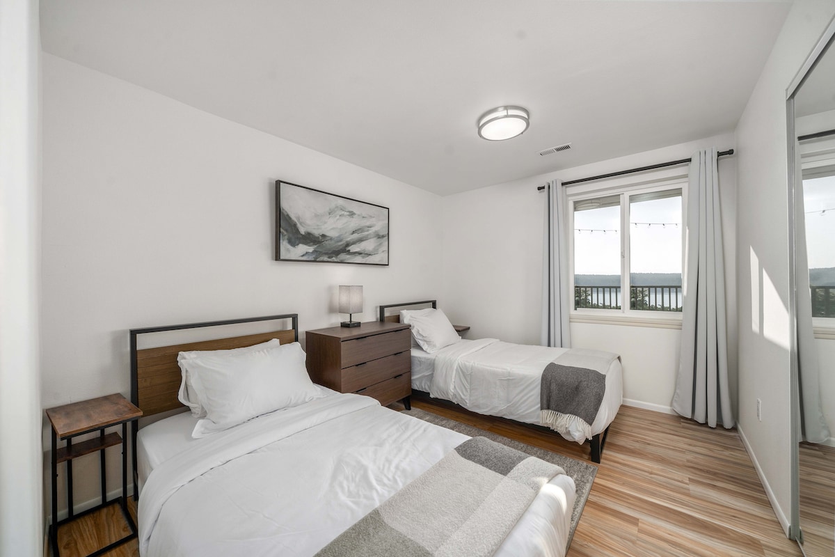 4th bedroom with 2 twin size beds, closet and dresser.