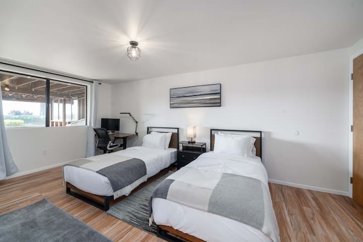 5 ° camera da letto situata al piano inferiore con 2 letti singoli e scrivania.  2 armadi con 1 cassettiera.  Inoltre adiacente al bagno completo.