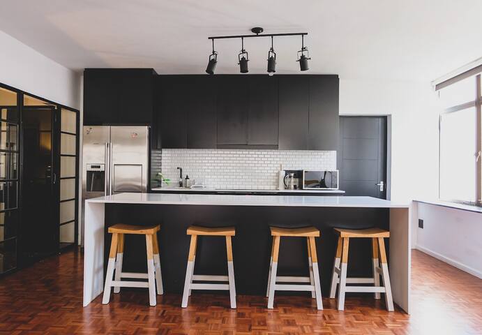 Central 2 bed Cape Town Penthouse No Loadshedding gallery image 4