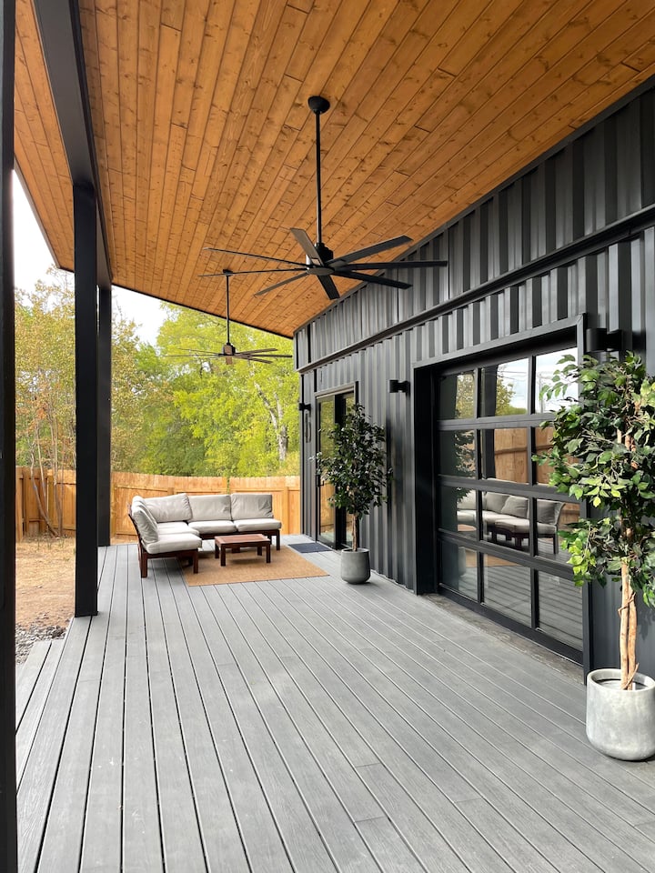 Unique Industrial Guesthouse 12m frm downtown! Shipping containers