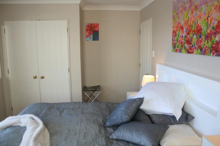 Wardrobe with storage and luggage rack in room