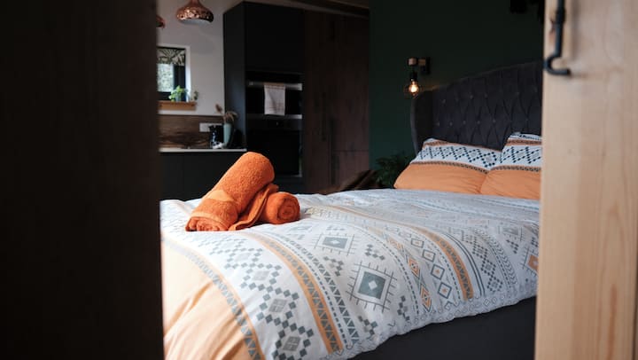 King size ottomon bed w/ duck-feather perie a vankúše