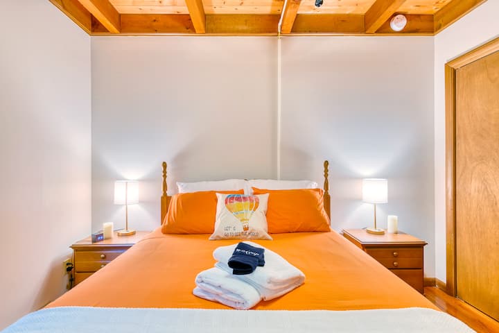 Спалня с двойно легло на 1 - ви етаж, голям килер с рафтове  Сгъваемо бюро и стол. 