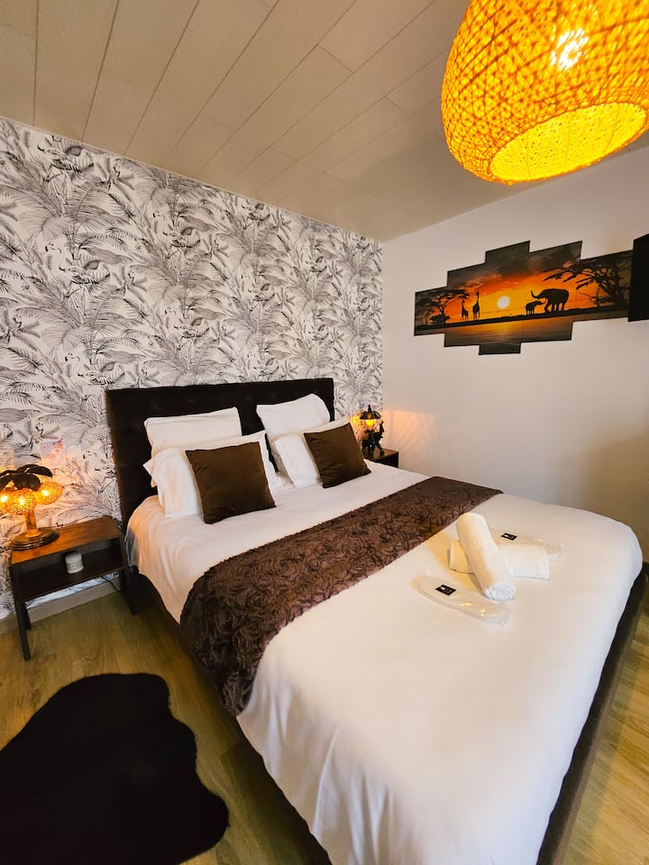 החדר שלנו 'La Savane' מצויד במצעים מלאים, טלוויזיה חכמה ומיטת תינוק.