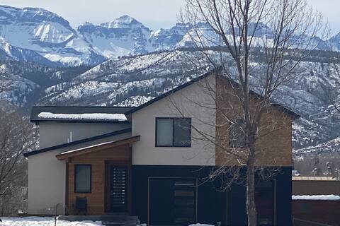 Modern home with stunning views, bonus apartment