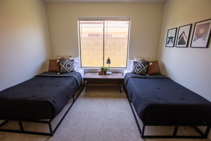 Third bedroom with two twin beds.